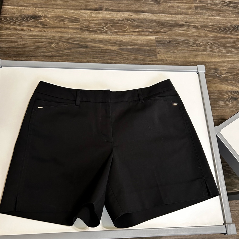 Nice White House black market shorts, small slit on side. Very cute w/heels